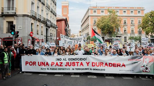 Cabecera de la manifestacin convocada por la plataforma PararLaGuerra bajo el lema: ?Por una Paz Justa y Duradera. No al Genocidio?, que ha contado con el apoyo de 130 personalidades de la Cultura y 120 organizaciones, este domingo en Madrid.