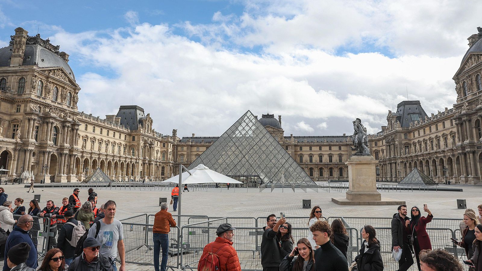 Conmoción en Francia por el histórico robo del Louvre - Telediario 1 | Ver