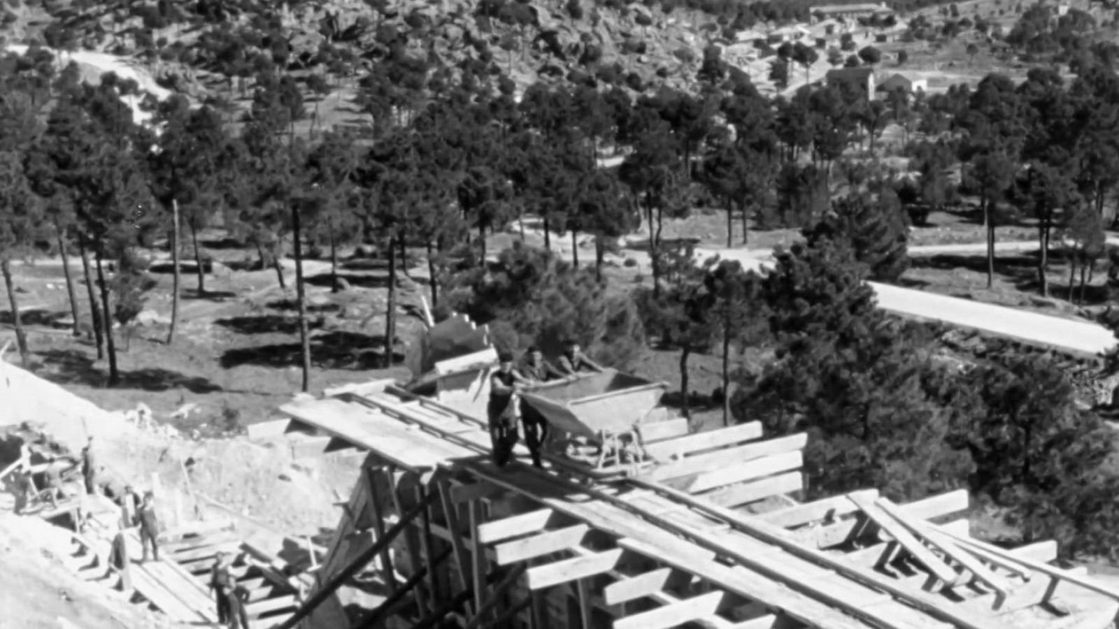 'La noche en 24h' se desplaza al campo de trabajo forzado de Bustarviejo - La noche en 24h | Ver