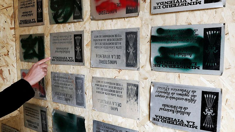 Sánchez anuncia que el BOE publicará en noviembre un catálogo de "símbolos franquistas" para su retirada