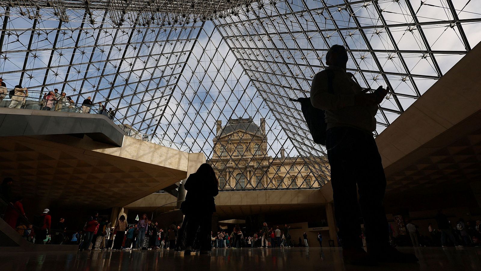 La directora del Louvre reconoce que faltan cámaras - Telediario 2 | Ver