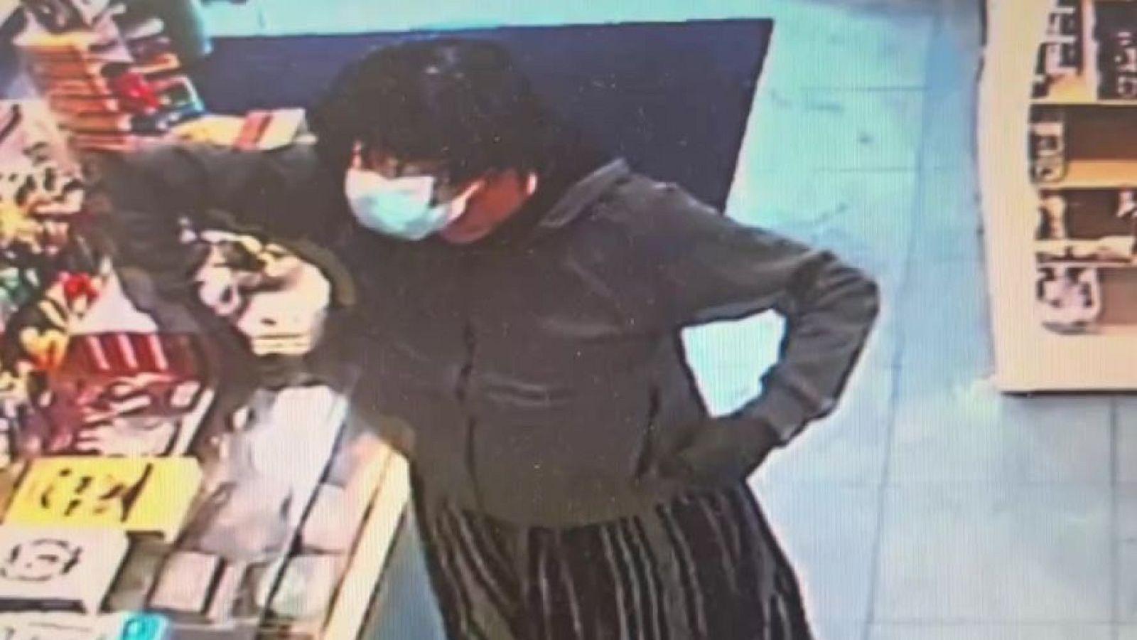 ¿Atraco o susto? Un hombre Intenta robar una librería disfrazado - Mañaneros 360 | Ver