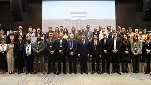 Foto de familia de los participantes en la conferencia