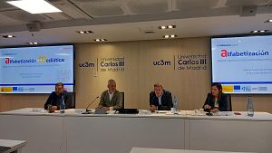 Mesa medios comunicaci�n Alfabetizaci�n Medi�tica