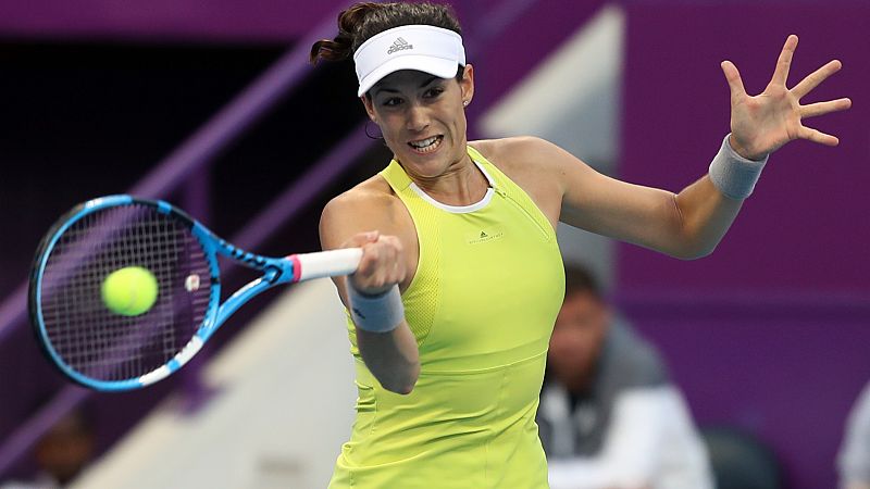 Halep se lesiona y Garbiñe pasa directamente a la final de Doha