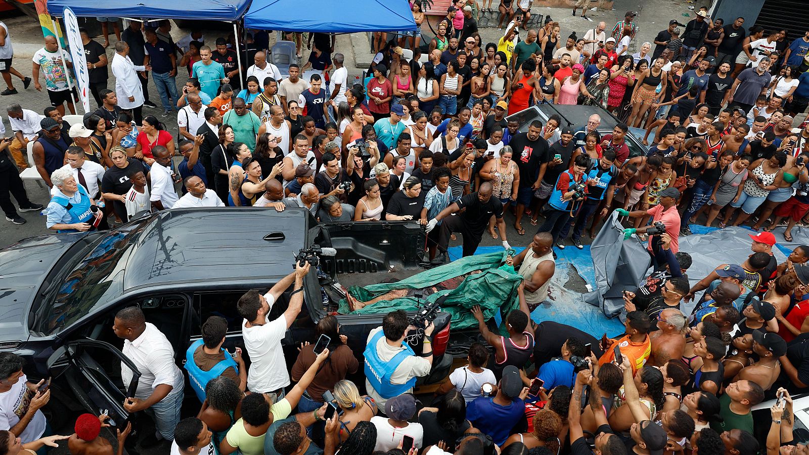 La masacre de la redada policial en Río de Janeiro empaña la víspera de la cumbre del clima - La tarde en 24h | Ver