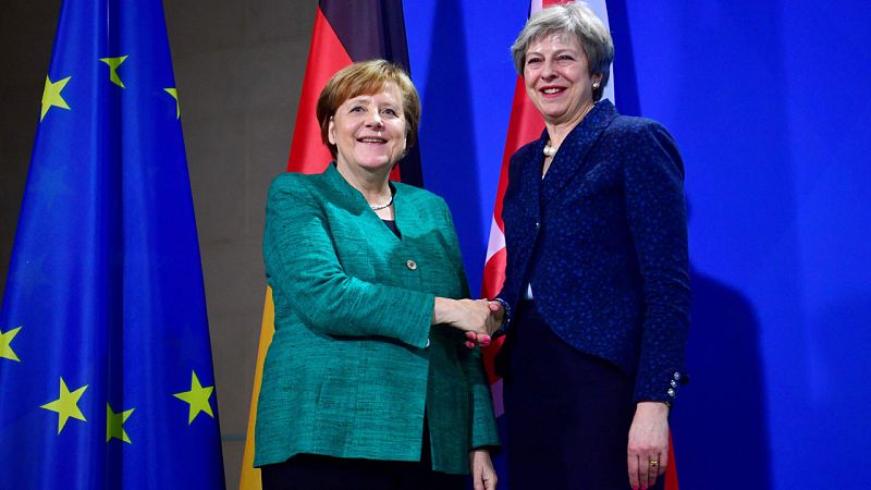 Merkel recuerda a May que "el tiempo apremia" en las negociaciones sobre el 'Brexit'