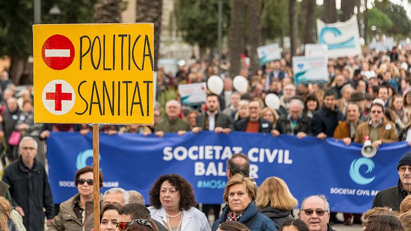 Miles de personas protestan en Palma contra la exigencia del catalán en la sanidad