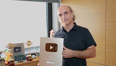 Clan recoge el Botn de Oro por alcanzar el milln de suscriptores en su canal oficial de YouTube