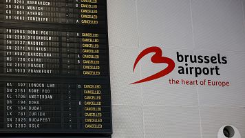 Vista del panel informativo con vuelos cancelados en el aeropuerto de Bruselas en febrero de 2025