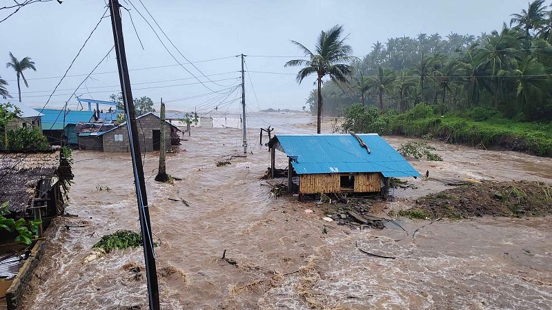 La llegada del supertifón Fung-wong obliga a evacuar un millón de personas en Filipinas y deja ya dos muertos