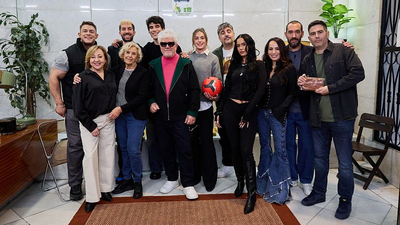 De Almodóvar a Alexia Putellas: Los 10 rostros que no han faltado en la visita de Rosalía a La Revuelta