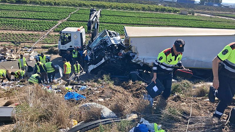 Mor el conductor d'un camió i un altre resulta ferit greu en un accident múltiple a l'Aldea