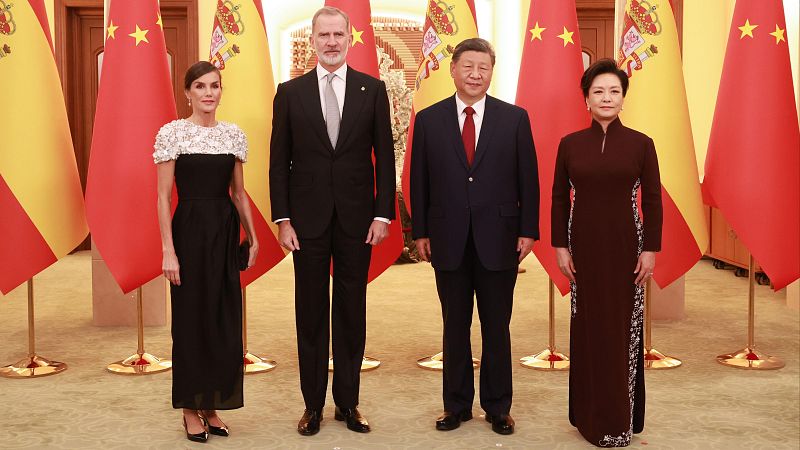 Felipe VI pone en valor la "relación de confianza" entre España y China en su reunión con Xi Jinping