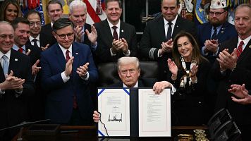 Donald Trump muestra el paquete de leyes firmado para la reapertura del gobierno federal