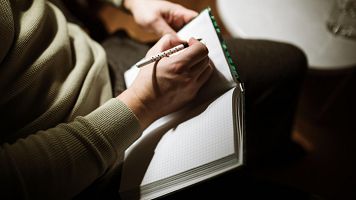 Escribir un diario en 2025, una rutina "terap�utica" y "una puerta al pasado": "Redactar te ayuda a agarrar el tiempo"