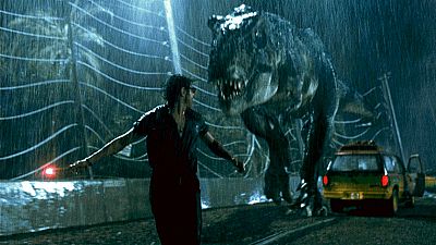 "Jurassic Park" sigue desatando la 'dinomanía' décadas después, pero... ¿es mejor la peli o el libro?