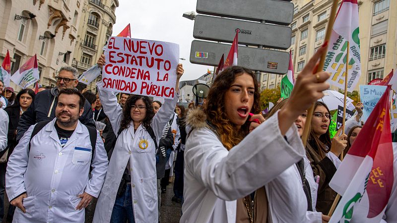 Los médicos vuelven a salir a la calle para exigir un estatuto que reconozca su singularidad y acabe con la "explotación"
