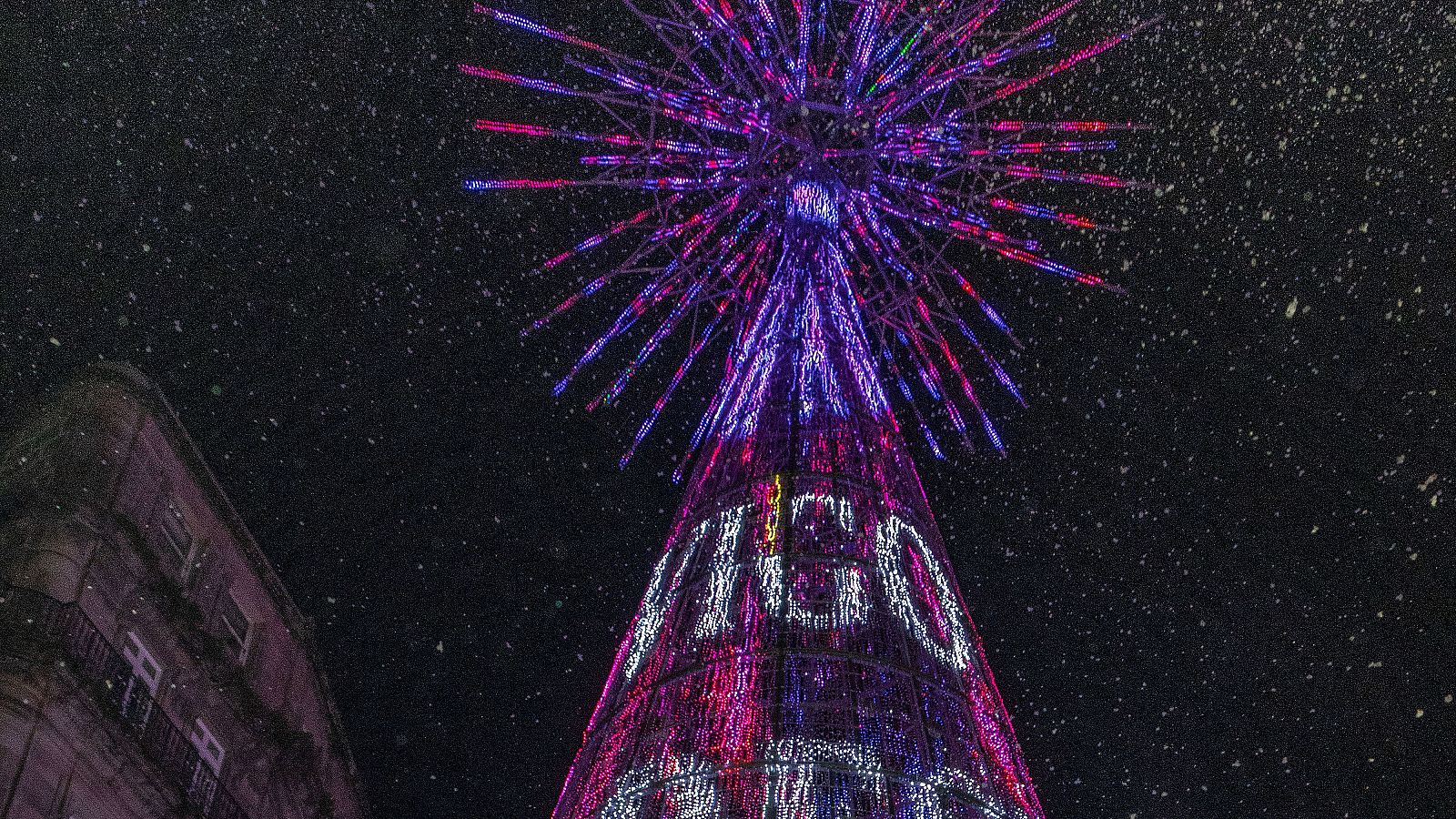 La Navidad ya ilumina la ciudad de Vigo | Ver