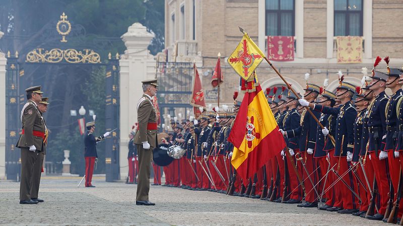 Felipe VI preside en Zaragoza el 40 aniversario de la jura de bandera de sus primeros compañeros de formación militar