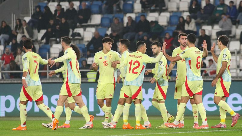 Los jugadores espaoles celebrando uno los tantos anotados ante Georgia.