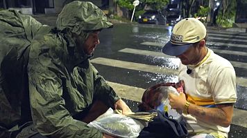 Aldo Comas y Jos Lamuo durante la tormenta en Guatap