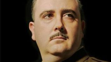 Carlos Areces, caracterizado como Franco.