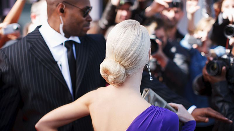 Escolta protegiendo a una gran estrella