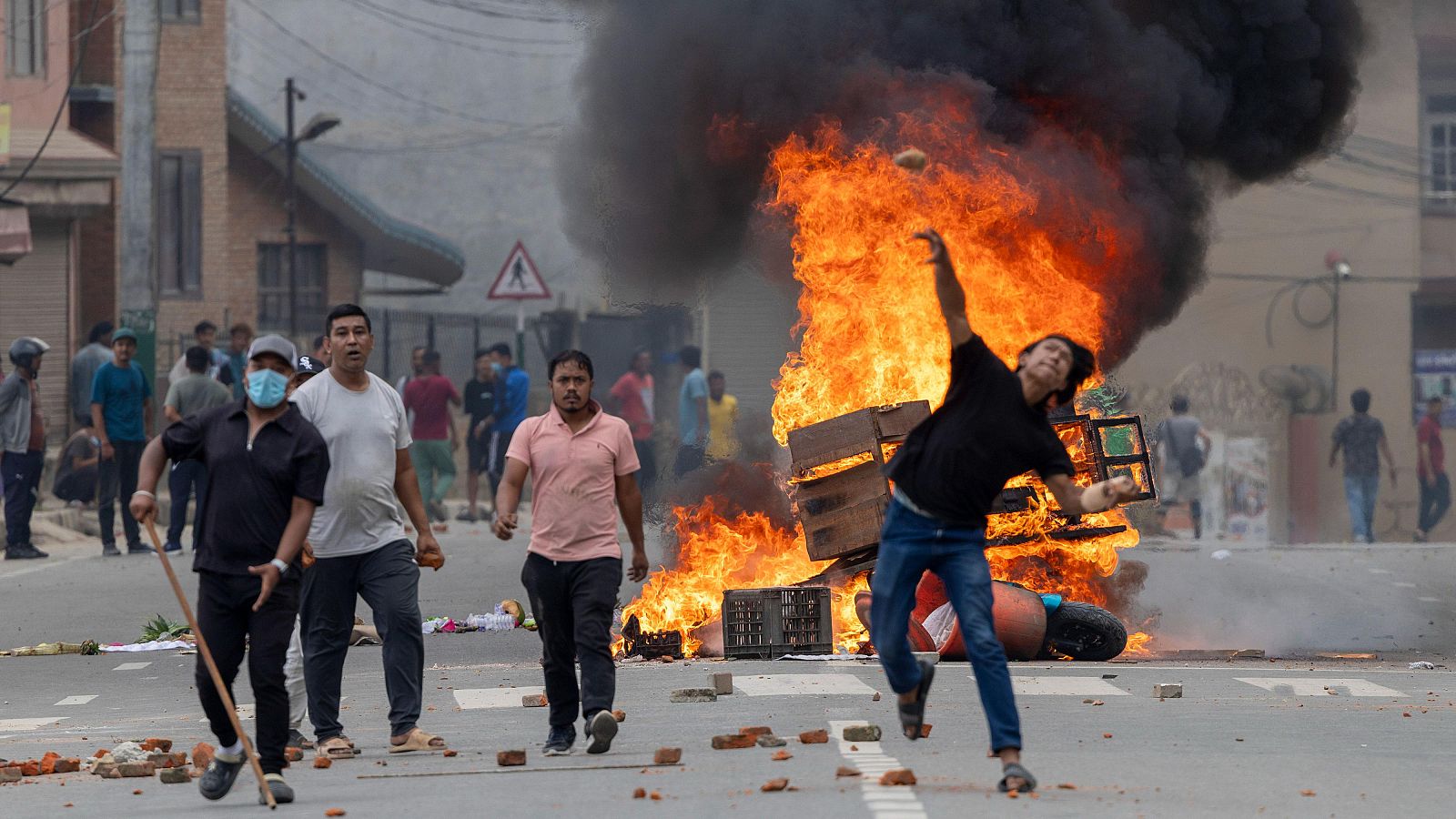 La ola de protestas en Nepal deja 25 muertos - Telediario 2 | Ver