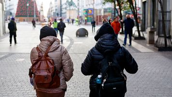 Varias personas abrigadas pasean por el centro de Madrid