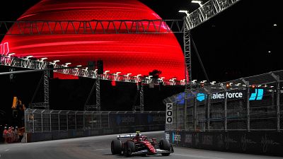 Lando Norris lidera los libres en el GP de Las Vegas con otro incidente por una alcantarilla