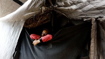 Una palestina desplazada observa desde una tienda de campaa en el centro de la Franja