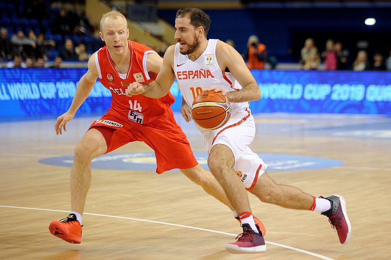 España sufre pero sigue invicta en su camino al Mundial