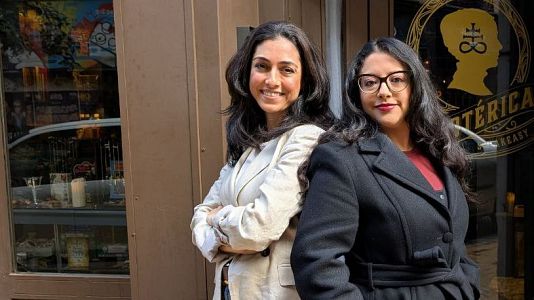 La psic�loga Naghmeh Meraji y la directora general de Injuve, Margarita Guerrero.