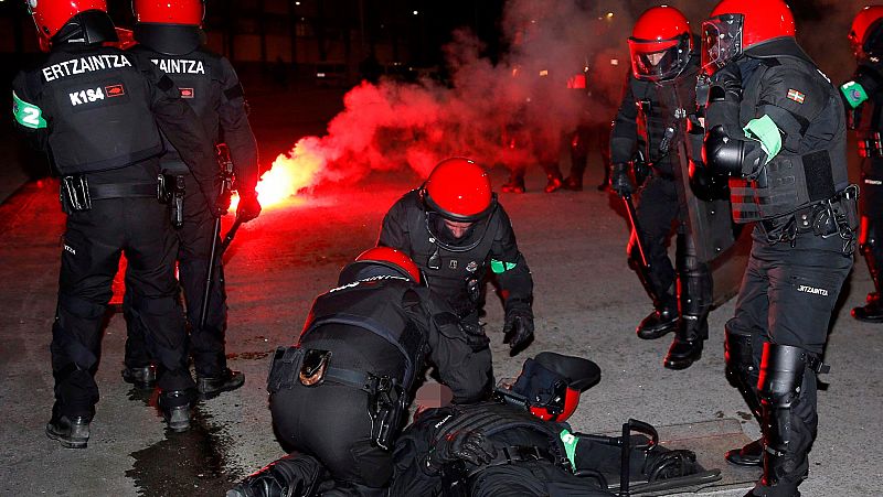 Muere un ertzaina tras los enfrentamientos entre radicales del Athletic y el Spartak