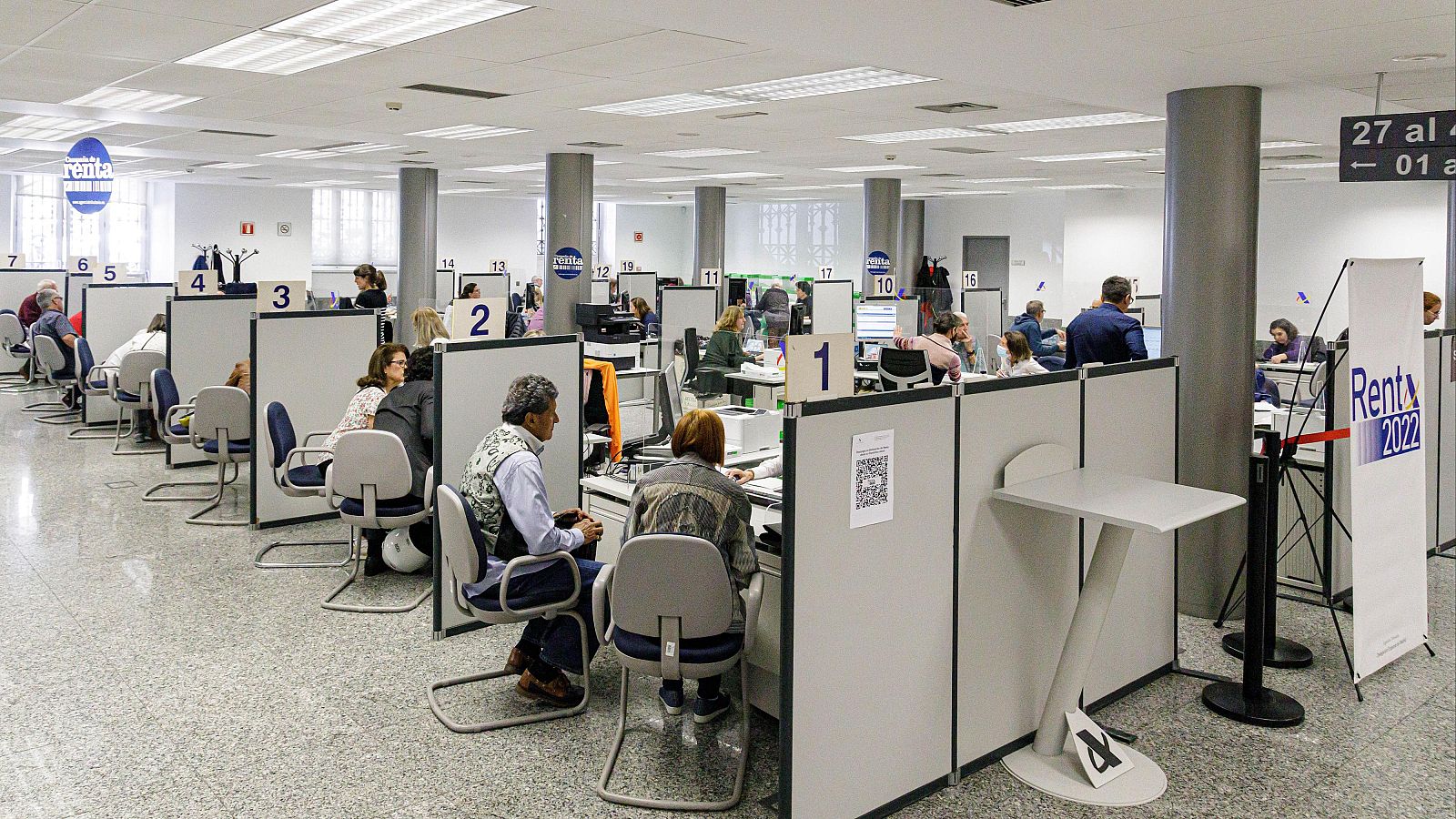 La propuesta del Gobierno para subir el sueldo de los funcionarios: un 11% más hasta 2028 - Telediario 2 | Ver