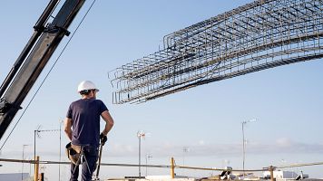 UGT y CC.OO. proponen elevar un 7,5% el salario mnimo en 2026, hasta 1.273 euros mensuales, y que tribute en el IRPF