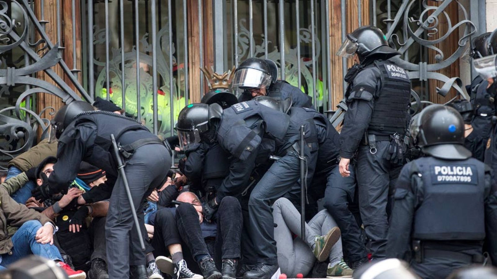 Detenidos doce activistas por bloquear el acceso al TSJC en Barcelona - Informativo 24h | Ver