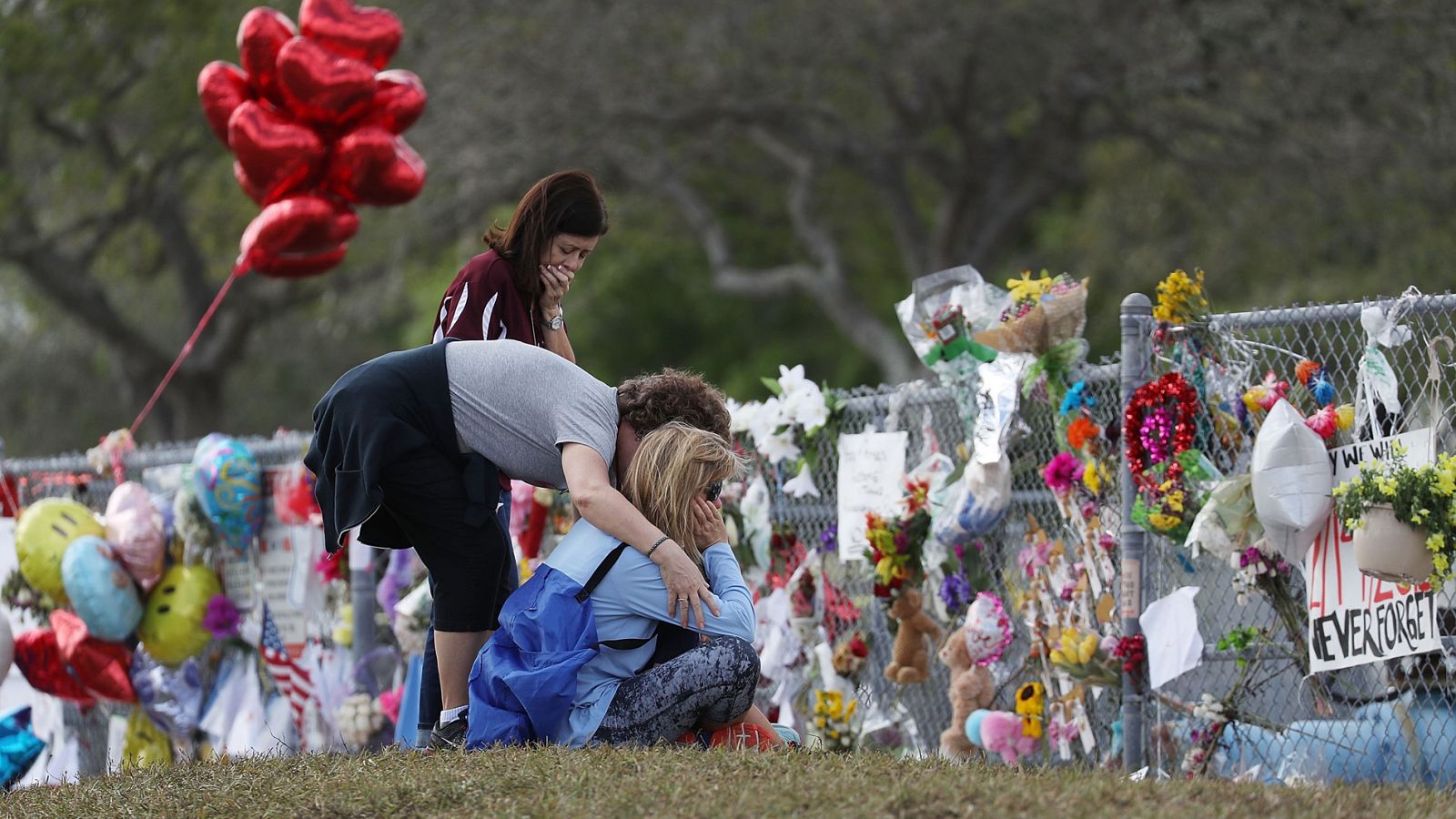 Florida suspende de empleo y sueldo al policía que no detuvo la matanza en Parkland