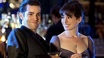 Emma (Hathaway) y Dexter (Sturgess) en un momento de 'Siempre el mismo da'