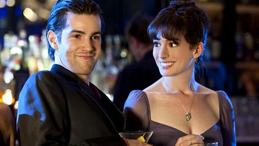 Emma (Hathaway) y Dexter (Sturgess) en un momento de 'Siempre el mismo d�a'