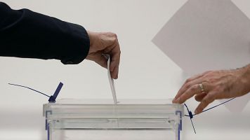 Voto depositado en una urna electoral