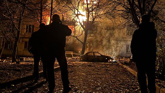 Vecinos contemplan un edificio en llamas en Zaporiyia despus de un ataque ruso