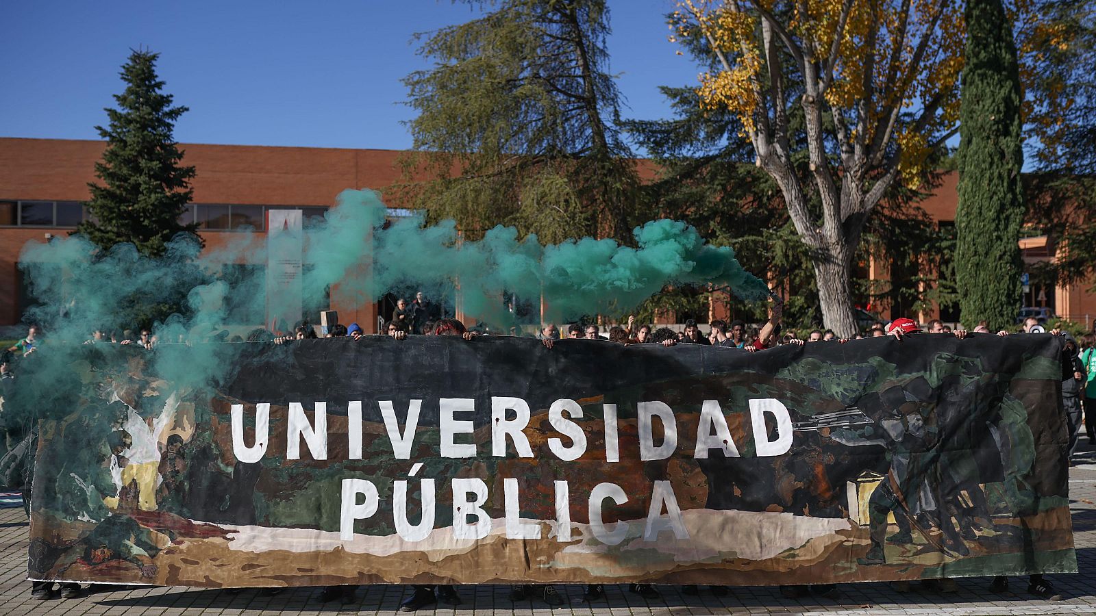 Las universidades públicas de Madrid se manifiestan contra la falta de dinero | Ver