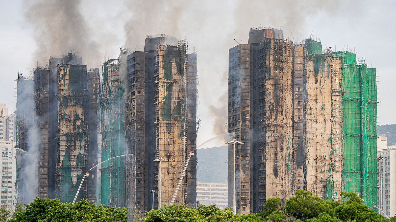 Un gran incendio quema varios rascacielos residenciales en Hong Kong - Informativo 24h | Ver