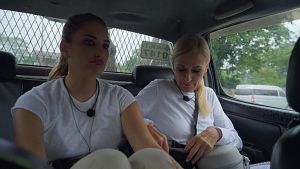 Cristina Cifuentes y Alba Carrillo en un coche al comienzo de la ruta