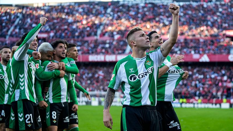 El Betis impone su pegada en el derbi del Pizjuán, detenido por el lanzamiento de objetos