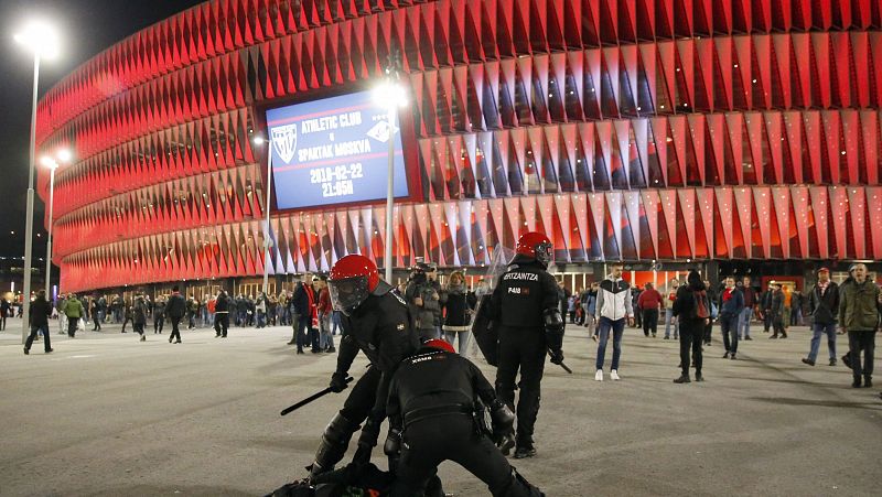 La Liga pide que se guarde un minuto de silencio y la FIFA condena la violencia