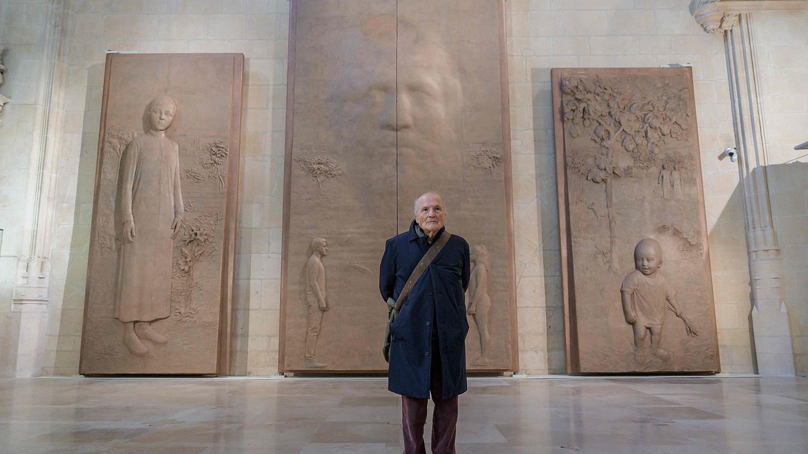 La catedral de Burgos muestra las nuevas puertas de Antonio López | Ver