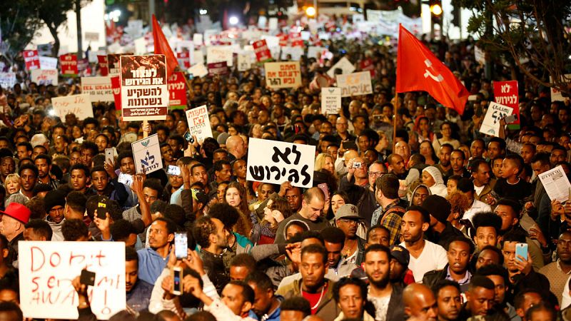 Miles de personas protestan en Tel Aviv contra el plan israelí de deportar masivamente a africanos